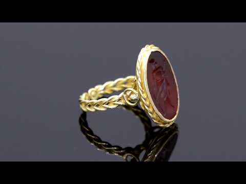 El anillo con sello romano antiguo