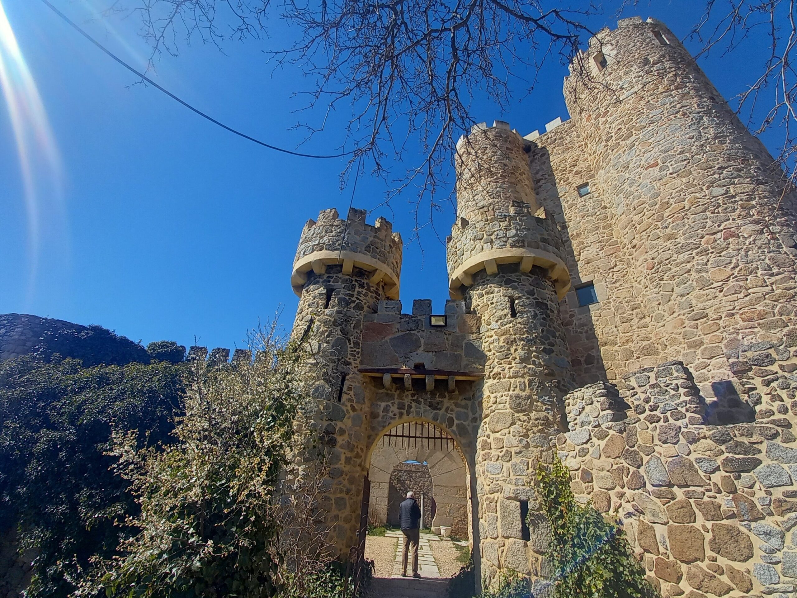 El encanto del castillo con puente levadizo