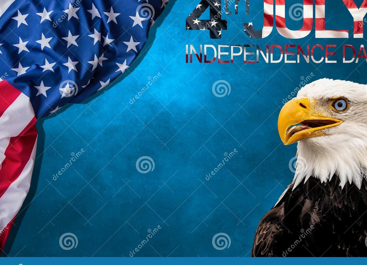 El majestuoso águila calva junto a la bandera