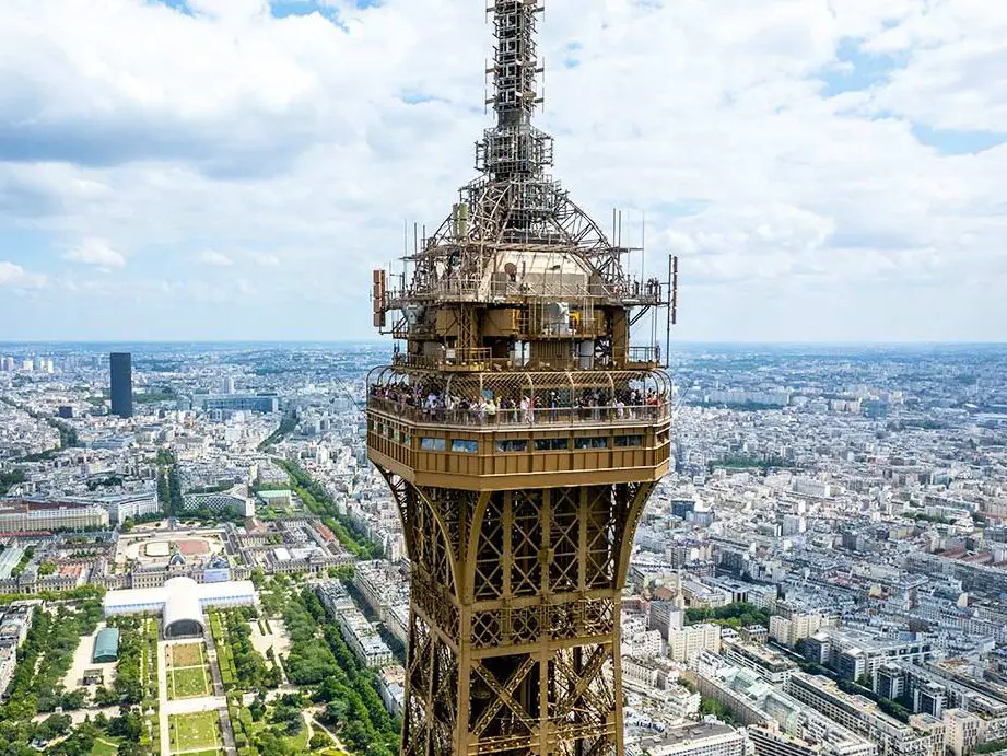 La historia detrás del ascensor en la Torre Eiffel